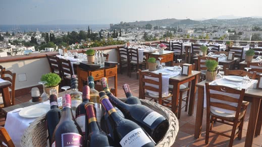 Dachrestaurant mit Blick auf die Stadt Bodrum